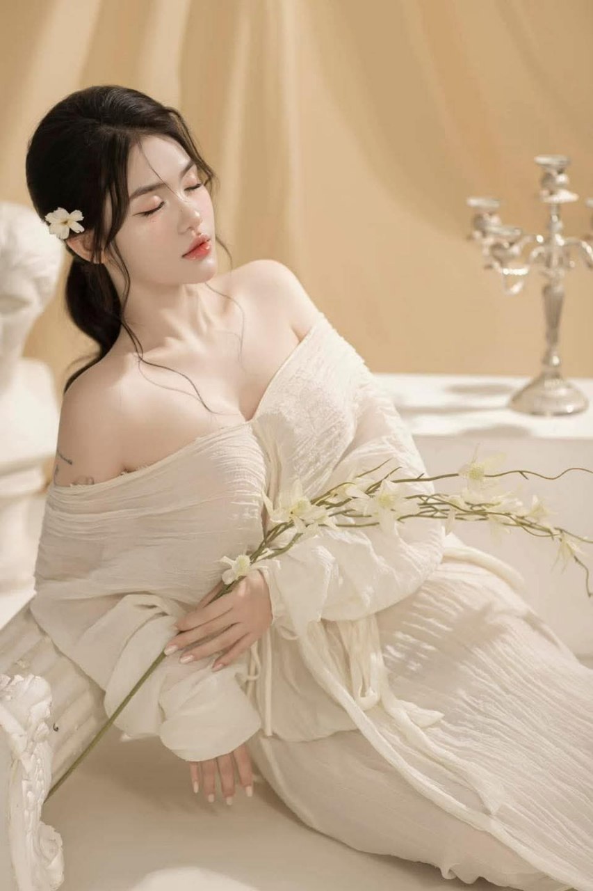 Mặc dù thấy có lỗi với thằng bạn thân, nhưng người tình nó ngon quá